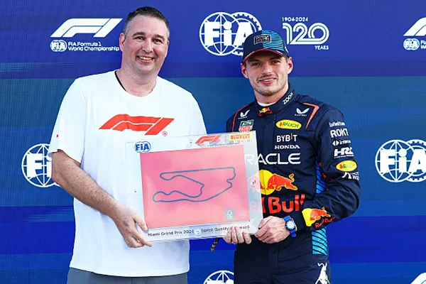 Imagem colorida de Max Verstappen no Gp de Miami - Metrópoles