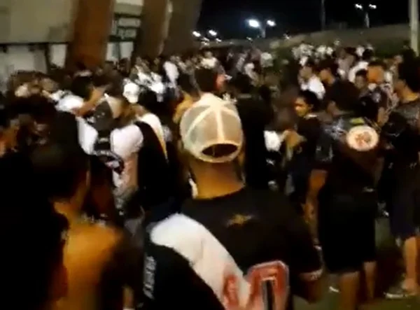 Vídeo. Torcedor do Flamengo cruza com vascaínos e é agredido