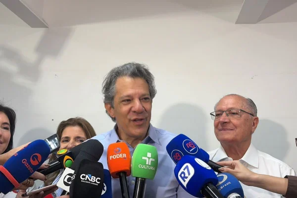 Foto colorida do candidato ao governo de São Paulo, Fernando Haddad (PT).