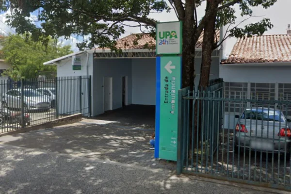 Imagem colorida de UPA onde mulher levou bebê. Metrópoles