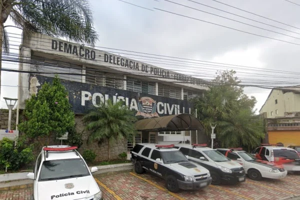 Imagem colorida de delegacia de Ferraz de Vasconcelos. Metrópoles