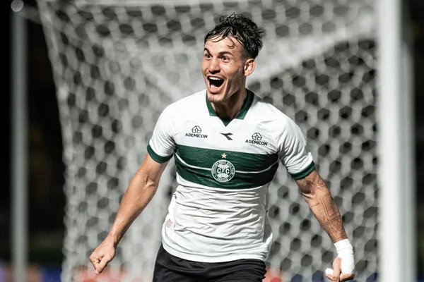Lavega, jogador do Coritiba, comemorando gol diante do Mirassol pelo Campeonato Brasileiro