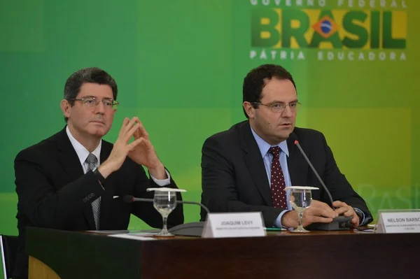 Alta do dólar não é um problema apenas do Brasil, diz Levy