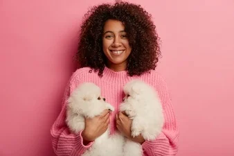 Mulher segurando dois cachorros