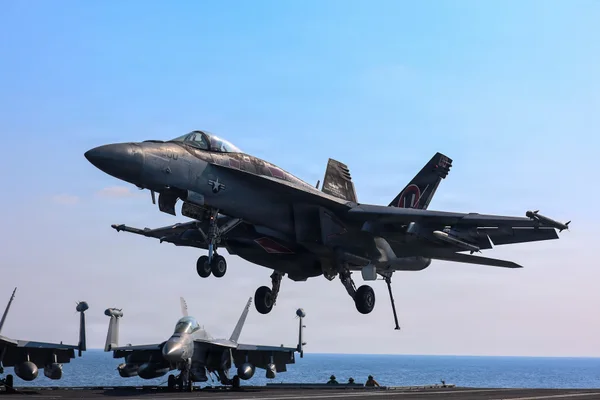 Imagem colorida mostra caça F-18 dos EUA - Metrópoles
