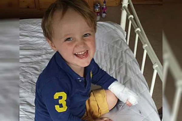 Menino de 3 anos tem pernas e sete dedos amputados por erro médico