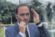 Carlos Bolsonaro é autor da homenagem a inspetor da Polícia Civil investigado por elo com milícia