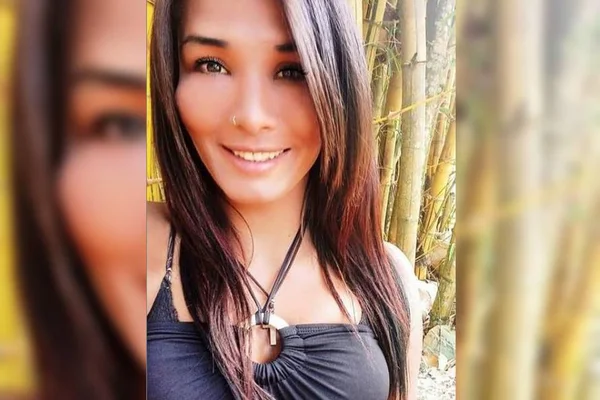 Travesti sorri e veste roupa preta