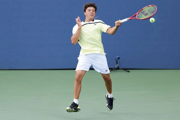 Tenista chama a atenção com saque ambidestro no US Open Junior