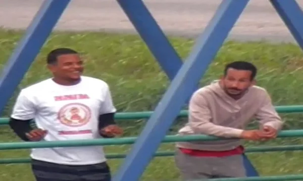 Imagem colorida de dois homens suspeitos de armar assalto contra mulher - Metrópoles
