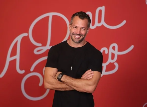 Malvino Salvador ganha festa de aniversário surpresa da família