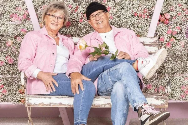 Casal de idosos sentados em cadeira - Metrópoles
