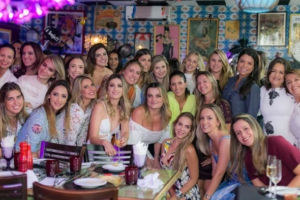 Juliana Barbosa entre as amigas Juliana Barbosa entre as amigas
