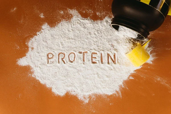 Proteína em pó. Conceito de bem-estar. Metrópoles