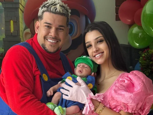 Fotografia colorida de Bia Miranda no aniversário de um mês de vida do filho