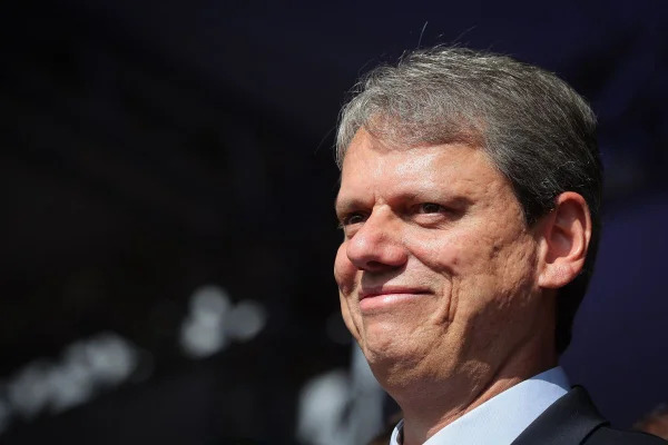 Imagem colorida mostra governador de São Paulo, Tarcísio de Freitas, sorrindo com a boca fechada. Ele é um homem branco com cabelos grisalhos - Metrópoles