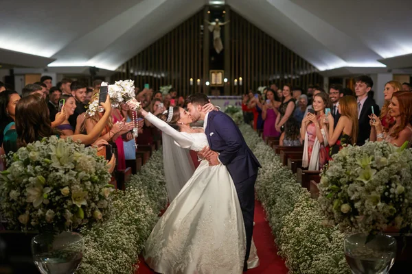 Camilla Sales e Mateus Guerra sobem ao altar em memorável casamento