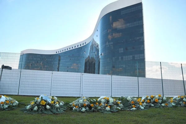Coroas de flores em frente ao TSE “enterram” simbolicamente a Corte