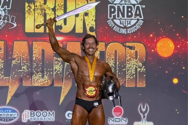 Joseph Baena, filho de Schwarzenegger, conquistou seu primeiro título em uma competição de bodybuilder neste sábado (4/4) - Metrópoles