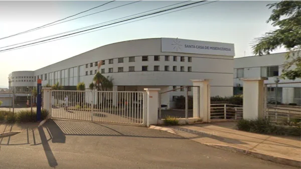 Pai agride filho de 12 anos com socos no rosto por ele usar brinco