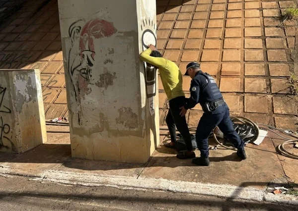 homem sendo revistado pela PMDF