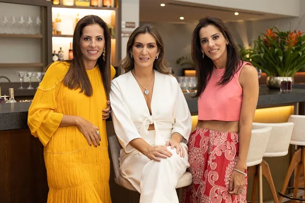 Paula Torres reúne convidadas em prestigiado almoço no Piselli