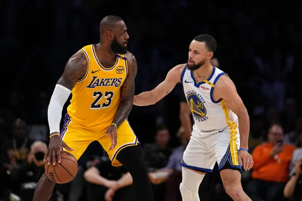 Foto colorida de LeBron James e Curry - Metrópoles