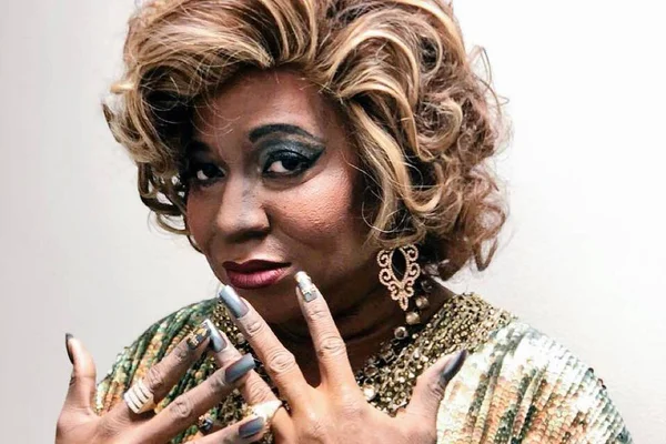 Mumuzinho impressiona ao imitar Alcione no Show dos Famosos