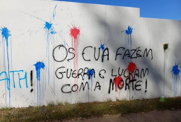 “Lucram com a morte”: Embaixada dos EUA em Brasília amanhece pichada - destaque galeria