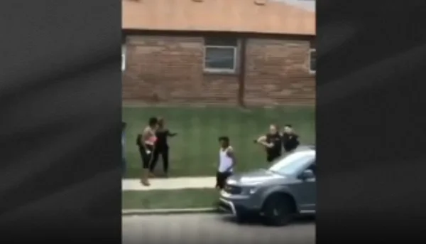 Vídeo: homem negro é baleado por policiais dentro de carro nos EUA