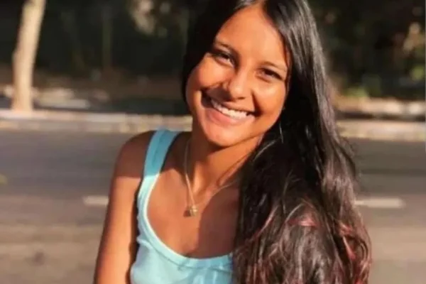 Foto colorida da adolescente Ana Clara Santos Sandes - Metrópoles