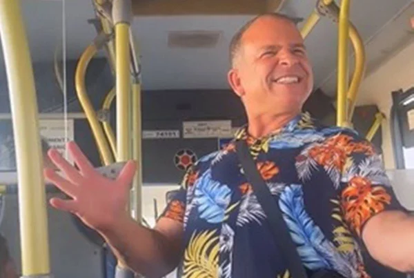 Humorista do DF ganha as redes fazendo stand up dentro de ônibus