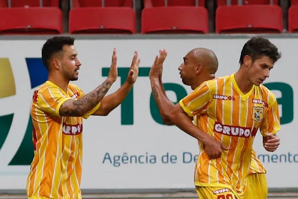 Em noite de Peninha, Brasiliense goleia Corumbaense e lidera Grupo A10