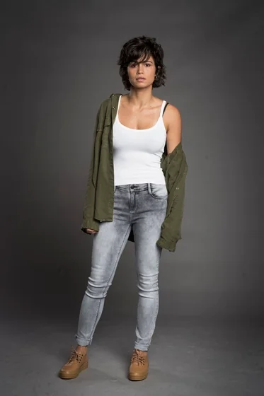 Ela está no ar em Segundo Sol dando vida a Maura, uma policial, filha de Agenor (Roberto Bomfim) e Nice (Kelzy Ecard) Ela está no ar em Segundo Sol dando vida a Maura, uma policial, filha de Agenor (Roberto Bomfim) e Nice (Kelzy Ecard)