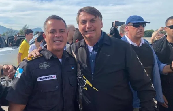 Chefe da PM-RJ cobra máscaras de soldados, mas posa sem com Bolsonaro