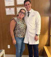Margareth Serrão posou com o médico antes das cirurgias