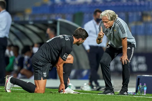 Benfica, de Jesus, vence no Português