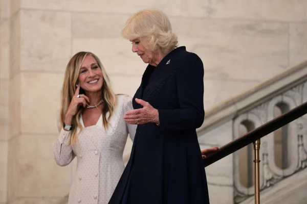 Rainha Camilla domina Nova York acompanhada de Sarah Jessica Parker