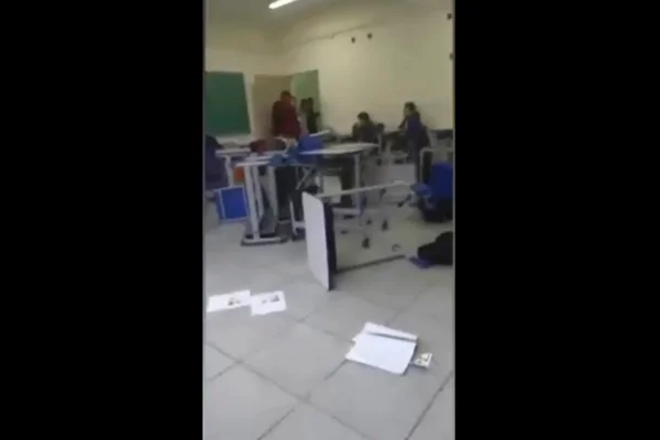 Vídeo: alunos arremessam livros e carteiras em escola estadual de SP