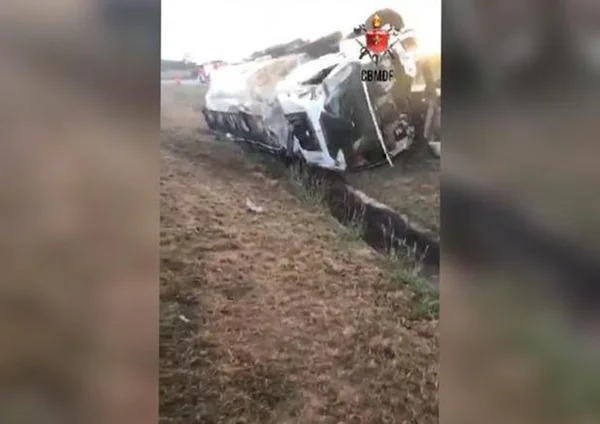 Imagem colorida de caminhão tombado na BR