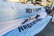 Bandeira da torcida argentina com os dizeres: "Hoje e sempre Malvinas Argentinas"