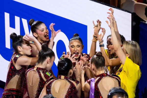 Imagem colorida do conjunto brasileiro no Mundial de Ginástica Rítmica- Metrópoles