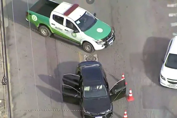 Imagem de carros em cena de sequestro - Metrópoles