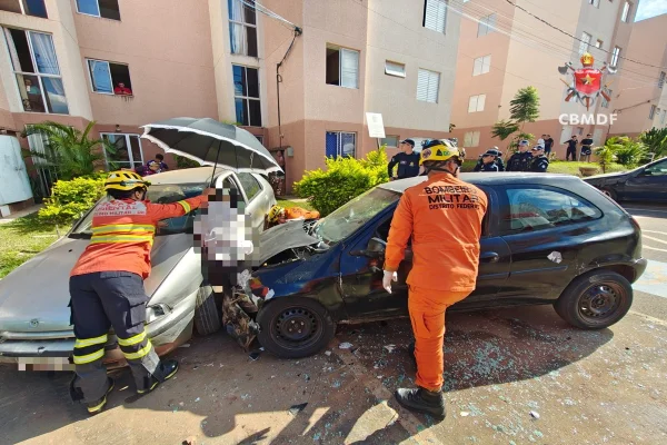 Homem fica prensado entre dois carros e fratura perna em acidente no DF