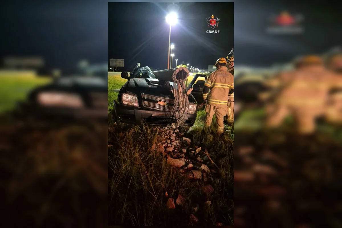 Carro bateu contra poste de iluminação pública Carro bateu contra poste de iluminação pública