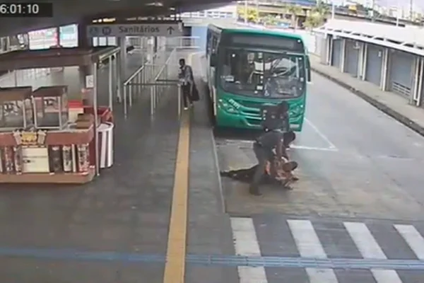 Imagem colorida mostra trecho de vídeo de confusão em terminal de ônibus da bahia - Metrópoles