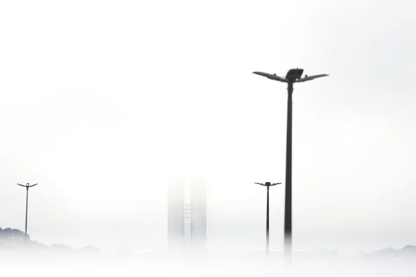 Brasília amanhece com céu tomado por neblina forte; veja imagens