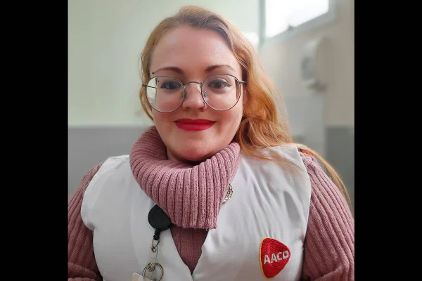 Thabata, mulher que tem doença de vidro nos ossos - Metrópoles