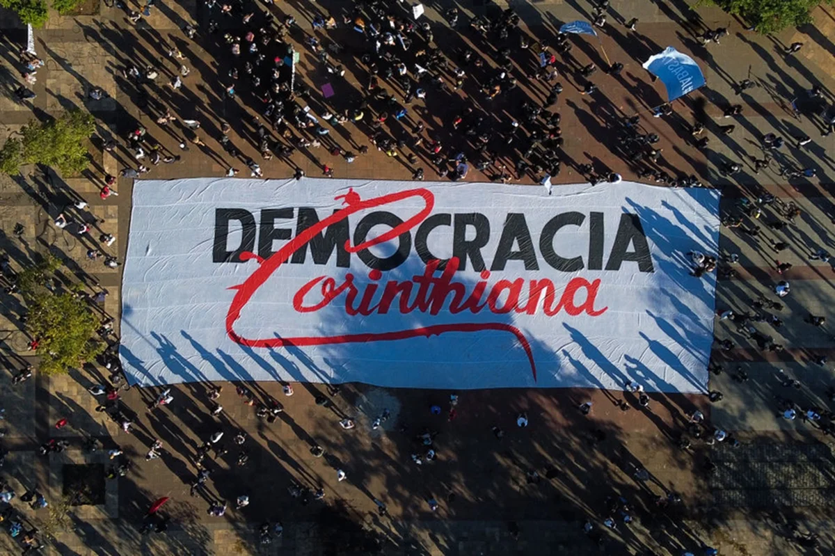 Vista aérea de uma bandeira da Democracia Corinthiana no Largo da Batata durante um protesto em meio à pandemia do coronavírus em 7 de junho de 2020 em São Paulo Vista aérea de uma bandeira da Democracia Corinthiana no Largo da Batata durante um protesto em meio à pandemia do coronavírus em 7 de junho de 2020 em São Paulo