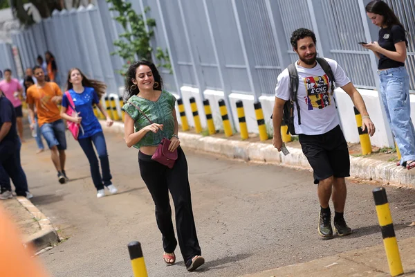 Estudantes chegam para realizar a prova do Enem 2024, no CEUB, Asa Norte.